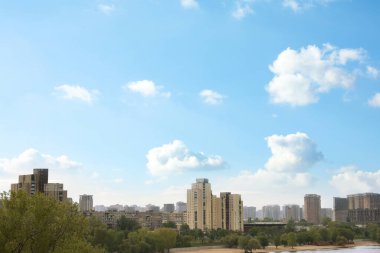 Modern binalarla şehir manzarası harika.