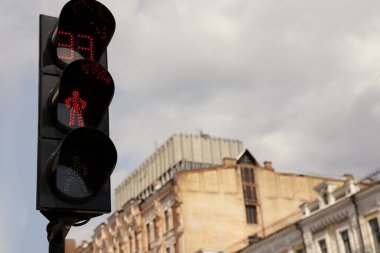 Güneşli bir günde şehrin trafik ışığı manzarası. Metin için boşluk