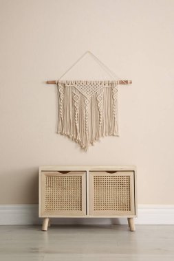 Ahşap çekmeceler ve dekorlar.