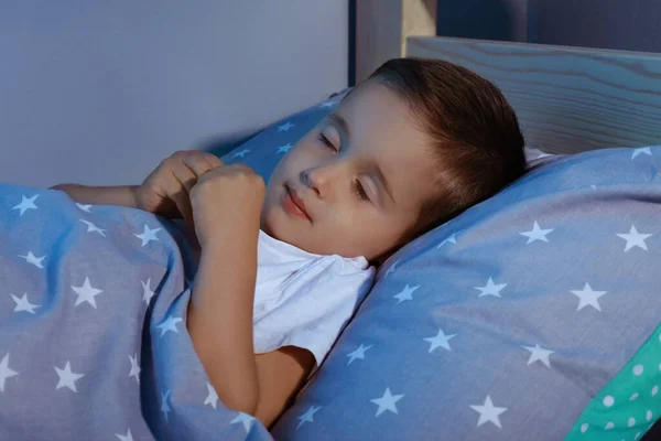 Милый Маленький Мальчик Спит Удобной Кровати — стоковое фото