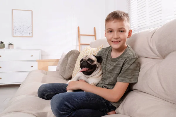 Rapaz Com Seu Lindo Pug Sofá Casa Espaço Para Texto — Fotografia de Stock