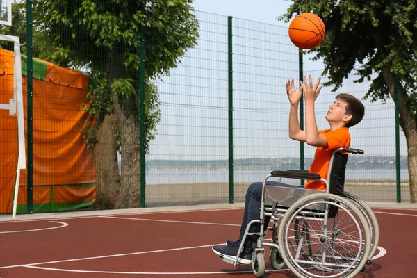 Niepełnosprawny Nastolatek Wózku Inwalidzkim Gra Koszykówkę Boisku — Zdjęcie stockowe