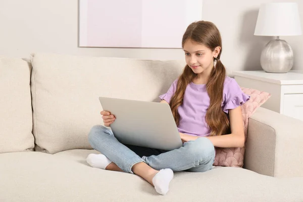 Girl Laptop Sofa Home — Stock Photo, Image