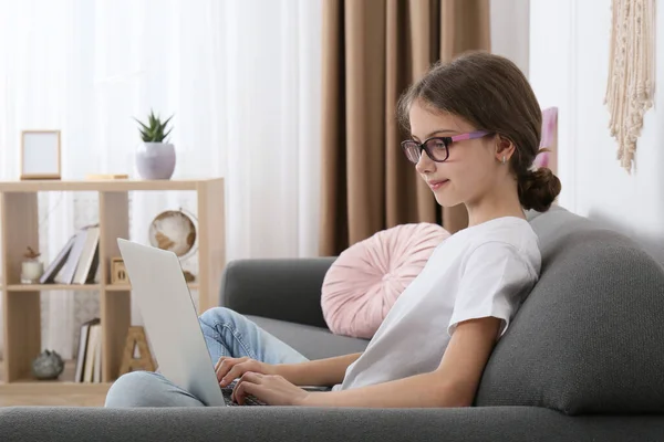 Girl Laptop Sofa Home — Stock Photo, Image