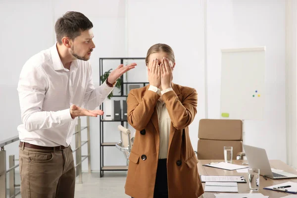 男はオフィスで女性を叱る 毒性のある職場環境 — ストック写真