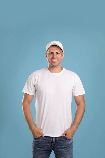 Hombre Feliz Gorra Blanca Camiseta Sobre Fondo Azul Claro Burla — Foto de Stock