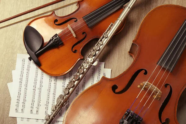 Skrzypce Wiolonczela Flet Notatki Drewnianym Tle Płaskie Leżały Instrumenty Muzyczne — Zdjęcie stockowe