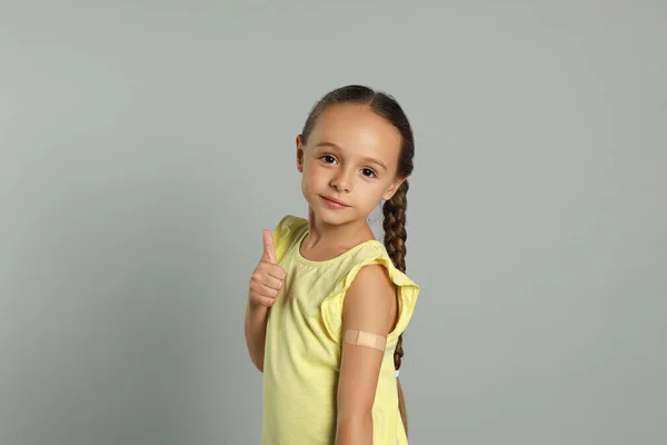 Εμβολιασμένο Κοριτσάκι Ιατρικό Γύψο Στο Χέρι Που Δείχνει Τον Αντίχειρα — Φωτογραφία Αρχείου