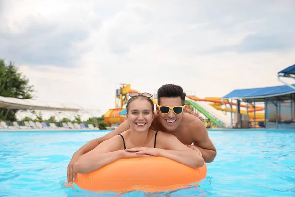 Glückliches Paar Mit Aufblasbarem Ring Schwimmbad Wasserpark — Stockfoto