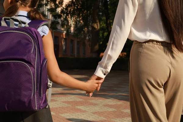 Madre Llevando Hija Escuela Primer Plano —  Fotos de Stock