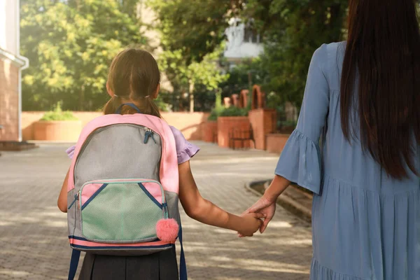 Mãe Levando Sua Filha Para Escola Vista Traseira — Fotografia de Stock