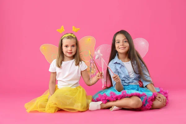 Petites Filles Mignonnes Costumes Fées Avec Des Ailes Des Baguettes — Photo