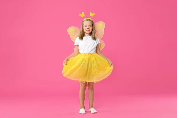 Roztomilé Holčička Pohádkovém Kostýmu Žlutými Křídly Růžovém Pozadí — Stock fotografie