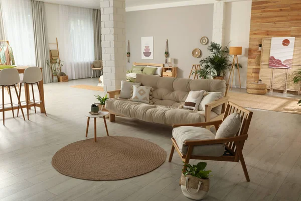 Rymlig Lägenhet Interiör Med Eleganta Trämöbler Idé För Design — Stockfoto