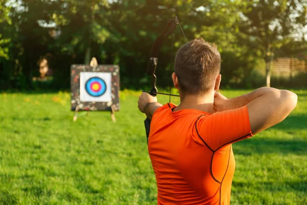 Man Met Pijl Boog Gericht Boogschieten Doel Park Achteraanzicht — Stockfoto