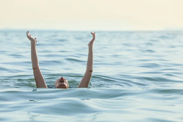 Mulher Afogando Buscando Ajuda Mar — Fotografia de Stock