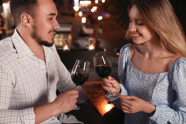 Ρομαντικό Ζευγάρι Ποτήρια Κόκκινο Κρασί Στη Βεράντα Του Καφέ Νύχτα — Φωτογραφία Αρχείου