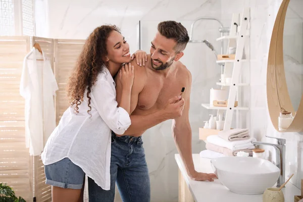 Adorável Casal Curtindo Uns Aos Outros Enquanto Escova Dentes Banheiro — Fotografia de Stock