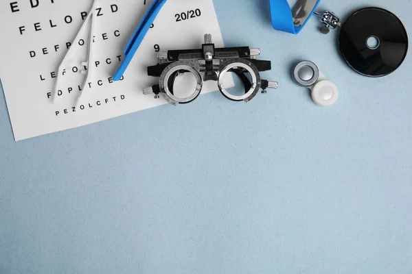 Verschiedene Werkzeuge Des Augenarztes Auf Grauem Hintergrund Flach Gelegt Raum — Stockfoto