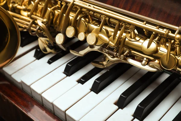 Piękny Saksofon Klawiszach Fortepianu Zbliżenie Instrumenty Muzyczne — Zdjęcie stockowe
