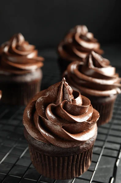 Estante Enfriamiento Con Deliciosos Cupcakes Chocolate Mesa Negra Primer Plano — Foto de Stock