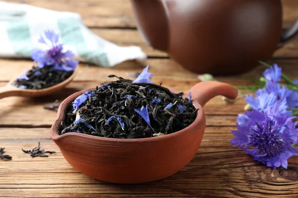 Trockene Teeblätter Und Kornblumen Auf Holztisch Nahaufnahme — Stockfoto
