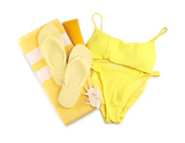 Beyaz arka planda farklı stil plaj aksesuarları, üst manzara