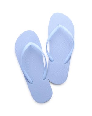 Beyaz arka planda şık mavi parmak arası terlikler, üst görünüm