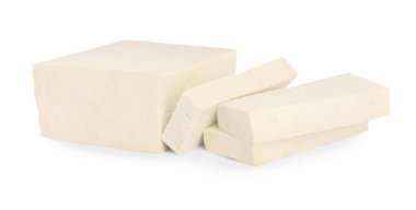 Beyaz arkaplanda çiğ tofu bloğunu kes