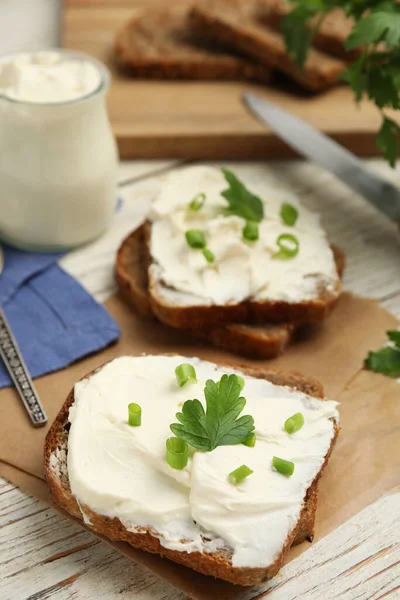 Brood Met Roomkaas Groene Peterselie Witte Houten Tafel — Stockfoto