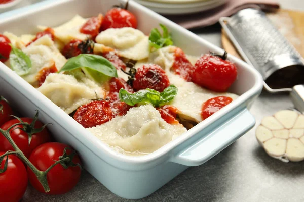 Gustosi Ravioli Con Salsa Pomodoro Serviti Sulla Tavola Grigia Primo — Foto Stock