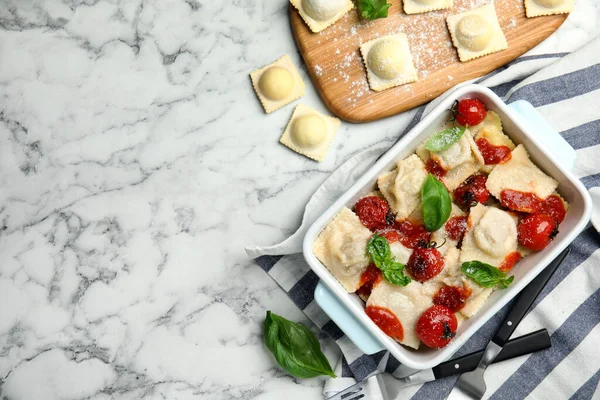 Ravioli Crudi Cotti Con Sugo Pomodoro Tavola Marmo Bianco Posa — Foto Stock