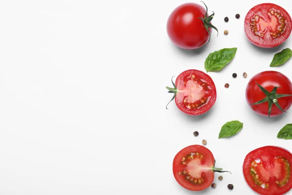 Hojas Albahaca Fresca Tomates Sobre Fondo Blanco Aplanado Espacio Para — Foto de Stock