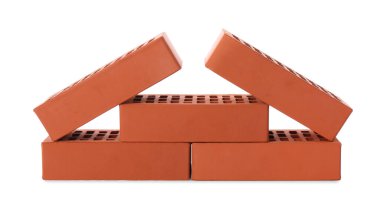 Beyaz arka planda bir sürü kırmızı tuğla var. Yapı malzemesi