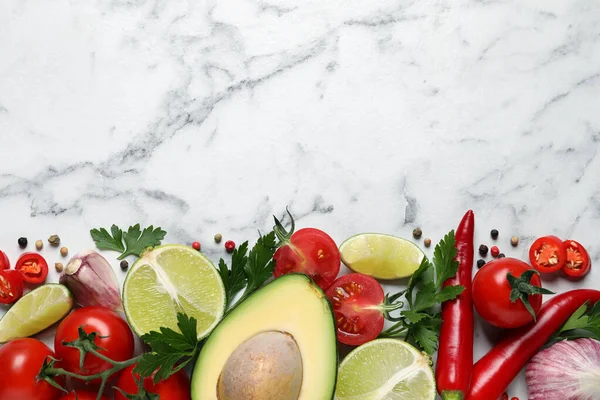 Verse Guacamole Ingrediënten Witte Marmeren Tafel Plat Gelegd Ruimte Voor — Stockfoto