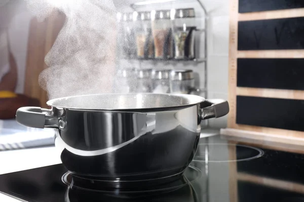 Dampfender Topf Auf Elektroherd Küche — Stockfoto
