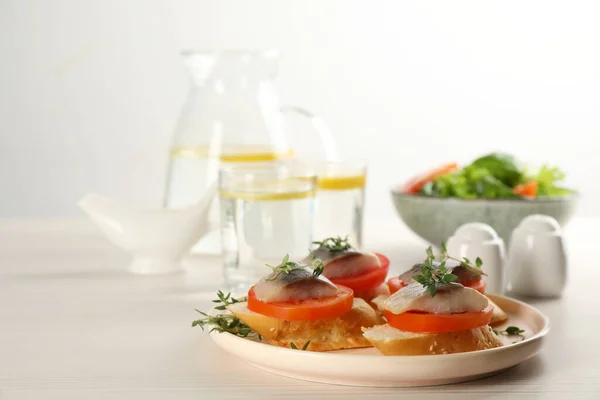 Sanduíches Deliciosos Com Arenque Salgado Tomate Tomilho Mesa Madeira Bege — Fotografia de Stock