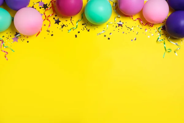 黄色の背景に風船やコンフェッティとフラットレイアウト組成 テキストのためのスペース 誕生日の装飾 — ストック写真