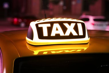 Geceleri açık havada sarı tabelası olan taksi, yakın çekim.