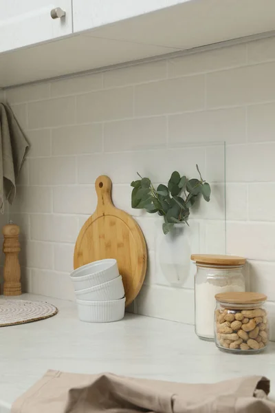 Vase Silicone Avec Des Branches Eucalyptus Sur Mur Sur Comptoir — Photo