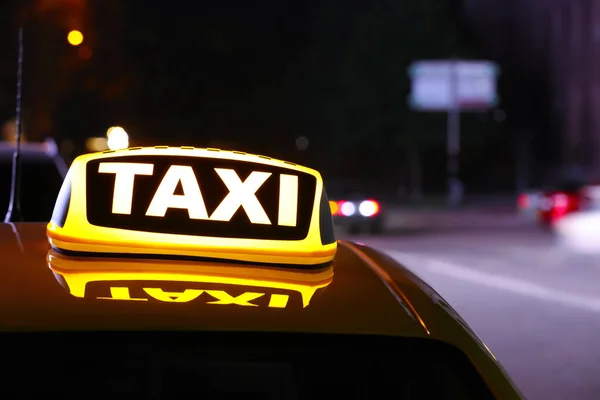 Ταξί Κίτρινη Πινακίδα Στο Δρόμο Της Πόλης Νύχτα — Φωτογραφία Αρχείου