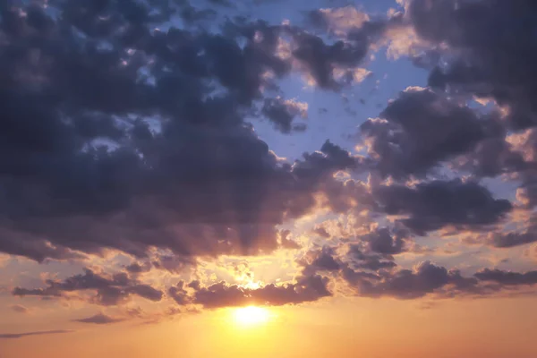 Vista Pitoresca Céu Bonito Com Nuvens Pôr Sol — Fotografia de Stock