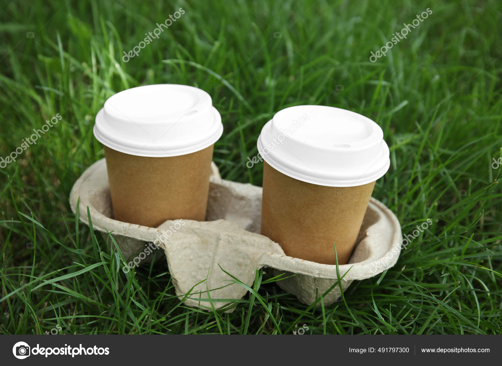 Tazas Café Papel Para Llevar Con Tapas Plástico Soporte Cartón: fotografía  de stock © NewAfrica #491797300