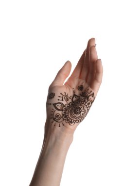 Avuç içinde beyaz arka planda kınalı dövmeli bir kadın, yakın plan. Geleneksel mehndi süsü