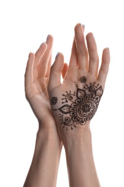 Avuç içinde beyaz arka planda kınalı dövmeli bir kadın, yakın plan. Geleneksel mehndi süsü