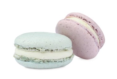 Beyaz arka planda farklı rengarenk kurabiyeler.