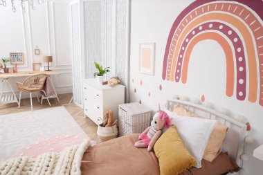 Çocuklar için rahat yatağı olan şık bir oda. İç tasarım