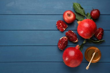 Mavi ahşap masa üzerinde Rosh Hashanah bayram özellikleri ile düz kompozisyon yatıyordu. Metin için boşluk