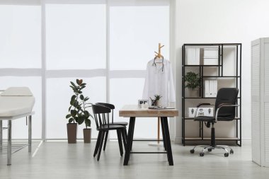 Doktorun işyeriyle modern tıp bürosu