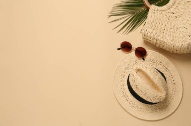 Bej arka planda hasır şapkalı düz kompozisyon. Metin için boşluk